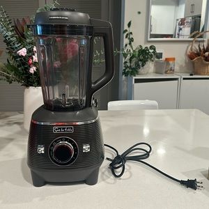 Sur La table blender - used only twice ( works and looks brands new)